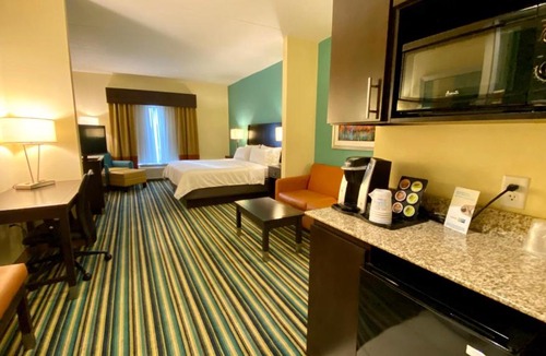 Orlando Hotel | Holiday Inn Express Hotel & Suites Orlando East-UCF Area by IHG