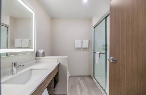 Savannah Hotel | Holiday Inn Express Savannah Gateway by IHG