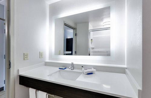 Dublin Hotel | Holiday Inn Express & Suites Dublin by IHG