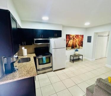 North Central Hollywood Apartment | Hollywood 1BR Apartment Self Check-In & Free Parking 108