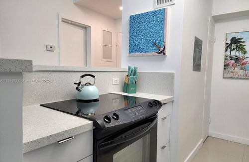 Hollywood South Central Beach Condo | Hollywood Beach Private Beach Access, Renovated 1 Bedroom 1.5 Baths Washer/Dryer