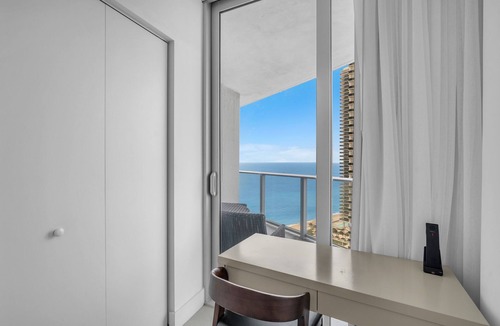 Hollywood South Central Beach Condo | Hollywood Beachfront 2 BR Retreat .Ocean Views, Pool & Beach Service