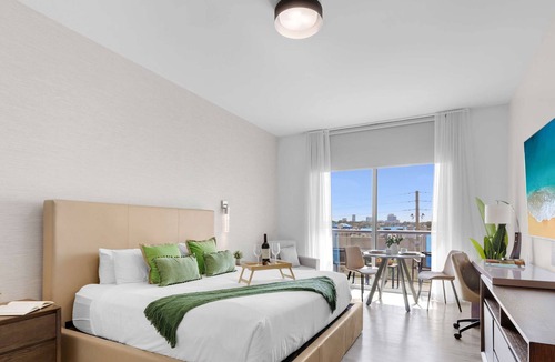 Hollywood Condo | Hollywood Bliss:Near Beach Studio, Rooftop Pool