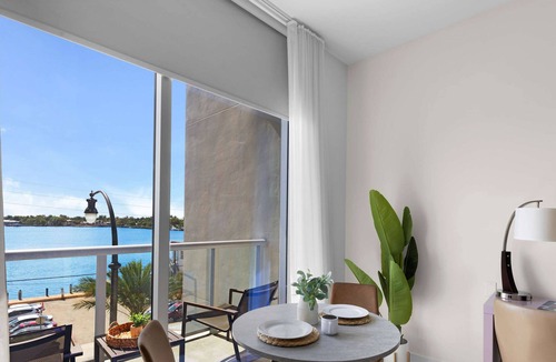 Hollywood Condo | Hollywood Bliss:Near Beach Studio, Rooftop Pool