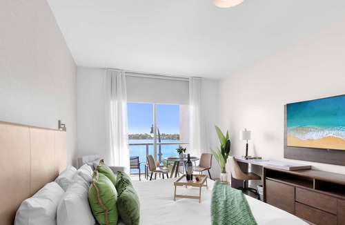 Hollywood Condo | Hollywood Bliss:Near Beach Studio, Rooftop Pool