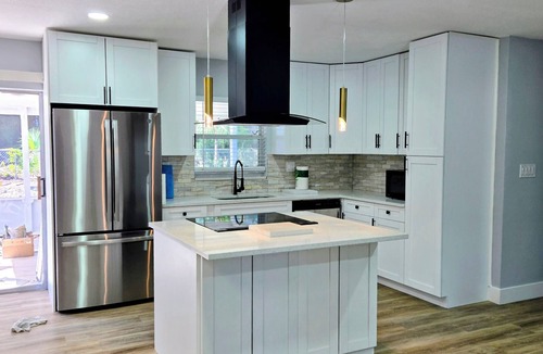 Bayshore Gardens House | Home with pool, 3 Bedroom, 2 bathroom and 1 living room at Bayshore Gardens.