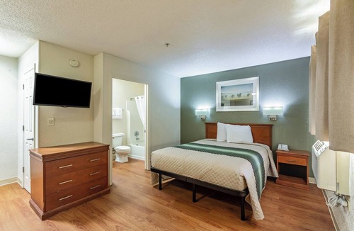 Chamblee Hotel | HomeTowne Studios by Red Roof Atlanta - Chamblee