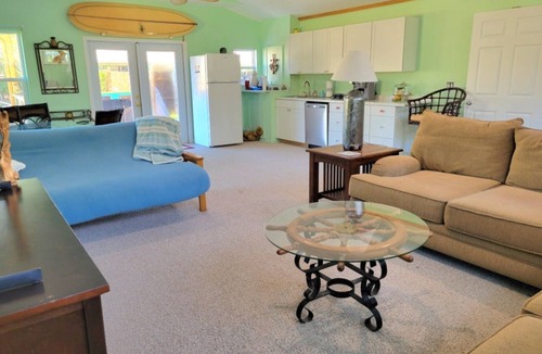 New Smyrna Beach Cottage | 🌴🏄‍♀️Hot Deals! Affordable Cottage, close to shops, restaurants &NSB beach.