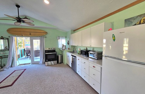 New Smyrna Beach Cottage | 🌴🏄‍♀️Hot Deals! Affordable Cottage, close to shops, restaurants &NSB beach.