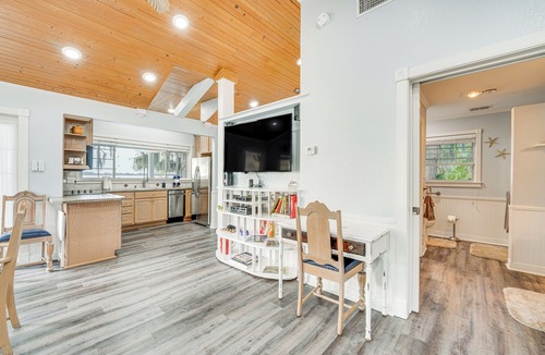 Winter Haven Apartment | Hot Tub & Fire Pit: Lakefront Home on Lake Eloise