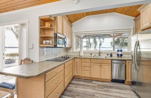 Winter Haven Apartment | Hot Tub & Fire Pit: Lakefront Home on Lake Eloise