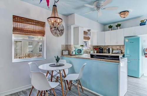 St. Augustine House | Hot Tub! Free Parking, Retro Cottage, Games