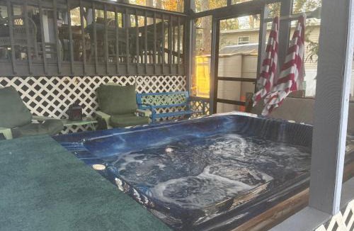 Weeki Wachee Gardens House | Hot tub on the bayou river access kayaks provided