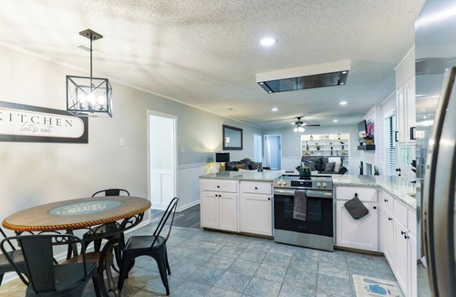 Valdosta House | Hot Tub, Pool Table, Ping-Pong, Private Playground, Fire Pit, Library, Play Room