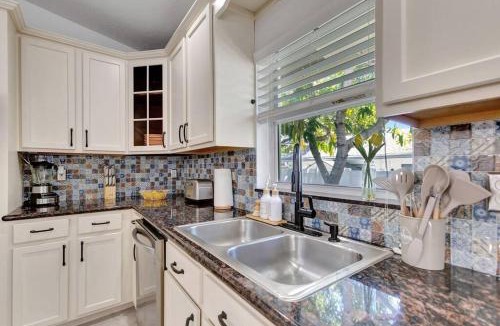 Palm Beach Gardens House | Hottub! Mini Golf! Water Access! Pets! 5min beach!