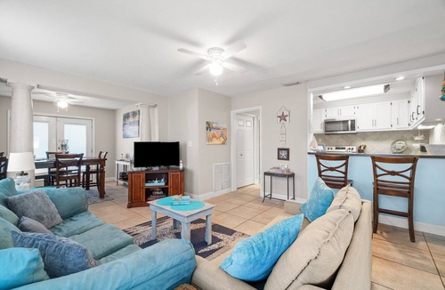Bid-a-wee Beach House | House is 1 min walk to Private Beach Sleeps 8-10 Fenced Yard Pet Friendly