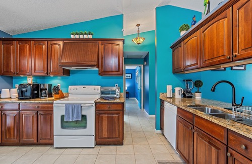 Port Charlotte House | House with outdoor pool and jacuzzi with canal to the ocean, kayaks, bicycles