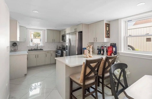 Queens Apartment | Howard Beach Luxury Perfect 3-bedroom 2-full bathroom apartment with Pool
