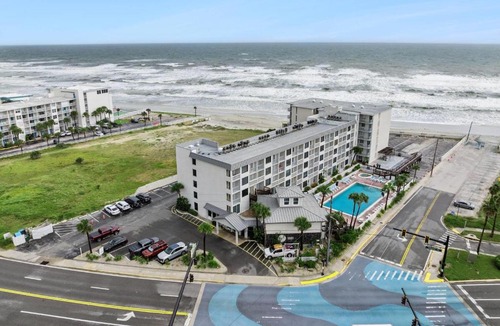 Daytona Beach Hotel | Howard Johnson by Wyndham Oceanfront Daytona Beach