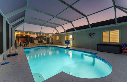 Whitfield House | Htd Pool + Backyard Games, Sleeps 12, Near Lido & Siesta