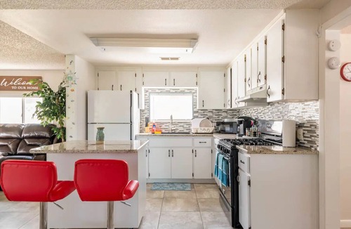 Hudson House | Hudson Come Sea it your self Waterfront with kayak