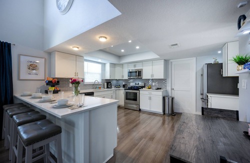 Egypt Lake-Leto House | Huge 3BR w/KING Bed- for Groups, Business, Medical Stays-Wifi-Pool-Pets-Moffitt