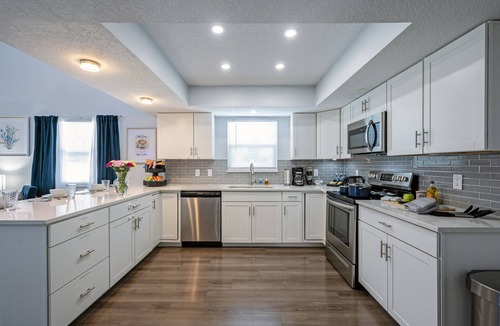 Egypt Lake-Leto House | Huge 3BR w/KING Bed- for Groups, Business, Medical Stays-Wifi-Pool-Pets-Moffitt