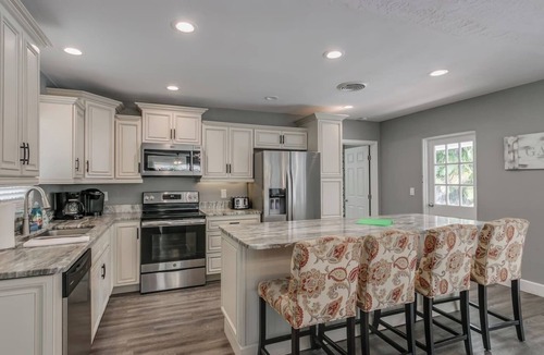 Melbourne House | HUGE POOL 5 Bed/3 Bath Updated Home Sleeps 15