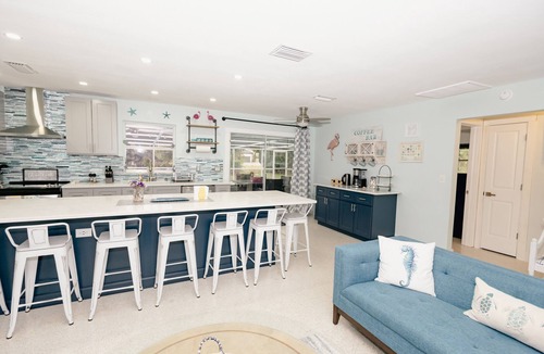 Yacht Club House | Huge Pool, Close to Beach - Bikes, Beach Gear, Everything You Need!