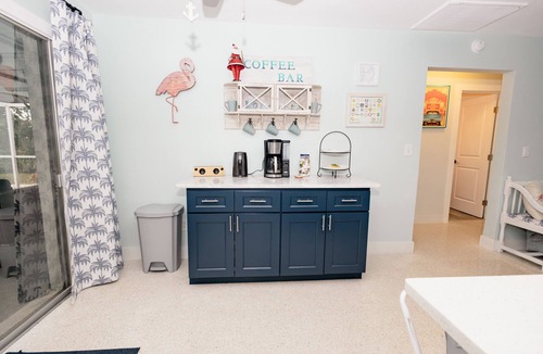 Yacht Club House | Huge Pool, Close to Beach - Bikes, Beach Gear, Everything You Need!