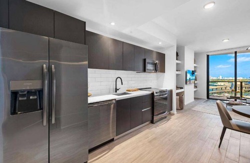 Downtown Miami Hotel | Ideal Mix of Comfort and Value! 2 Comfortable Units with Kitchen, Outdoor Pool