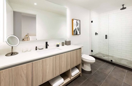 Downtown Miami Hotel | Ideal Mix of Comfort and Value! 2 Comfortable Units with Kitchen, Outdoor Pool