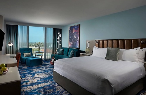 East Daytona Hotel | Indulge In Contemporary Comfort! 3 Family-friendly Units, City View, Pool
