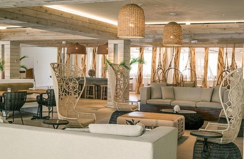 Islamorada Hotel | Indulge in Home Like Comfort! 4 Pleasant Units, Free Parking, Onsite Pool