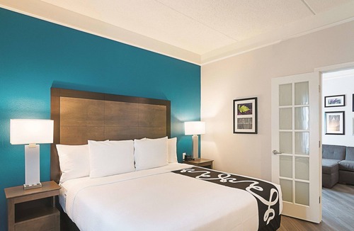 Orlando Hotel | Inviting King Room w/Pool & Free Breakfast – Cozy Stay near Orlando Attractions