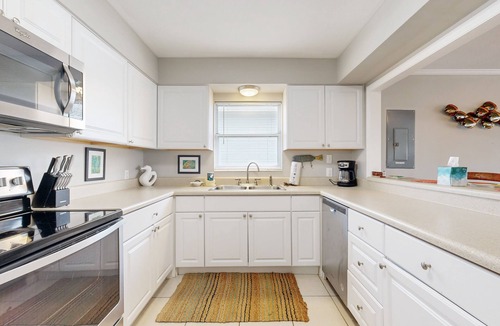 Fernandina Beach House | Island escape with ocean-view deck & steps to beach - snowbirds welcome