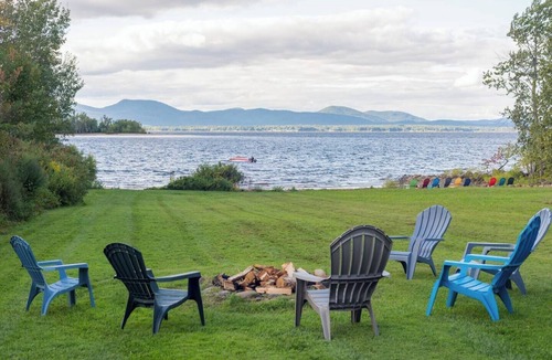 Broadalbin House | Island View Escape: Lake, Private Beach, Deck, Firepit, Family, Game Room, more!