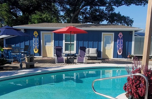 Pretty Bayou House | Ivy Palms Retreat (Private Pool House!)