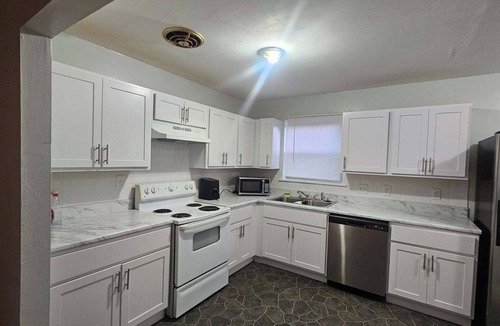 Northside House | Jacksonville Vacation Home Spacious Family Stay w/Full Kitchen