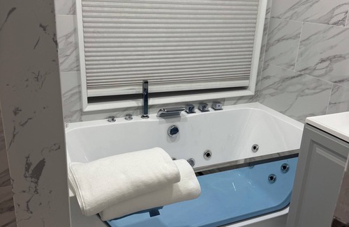 Jericho Apartment | Jericho Gold Coast Suite Jetted Tub Walk to Whole Foods