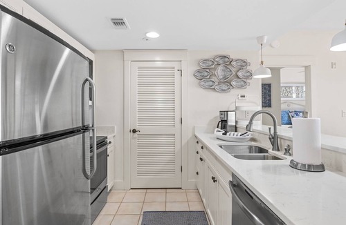 Baytowne Wharf Condo | July 5-7 Now Open* Rare Find In Baytowne* Golf Cart* Tropical Pool Deck* Hot Tub
