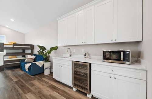 Holiday Beach House | July Beach Days & Sunset Nights – Hot Tub, Arcade, Fire Pit, Sun Deck, BBQ grill