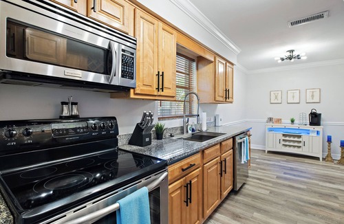 Cherokee Park Condo | July discounts! Cozy 2-bedroom 2nd floor, end unit condo in charming Sarasota