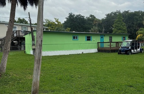 Weeki Wachee Gardens Cottage | Just a couple minute paddle to hospital hole in Weeki Wachee. Pet friendly.