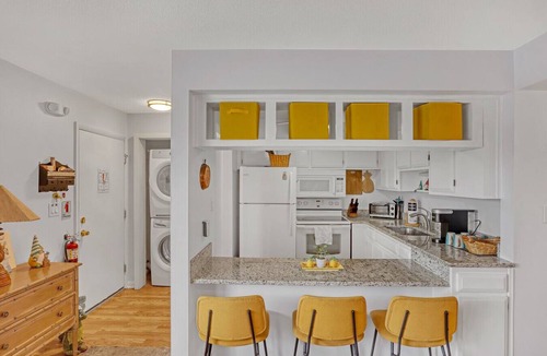 Cocoa Beach Apartment | Just Cocoa Beachy - Cozy dog friendly beachside condo with pool and beach access!