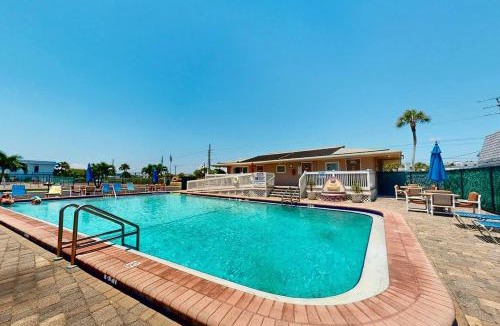 Cocoa Beach House | Just Cocoa Beachy - Cozy beachside condo with pool and beach access
