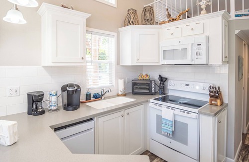 Largo Gardens Cottage | Kampground Paradise w/Kayaks, Heated Pool & Marina