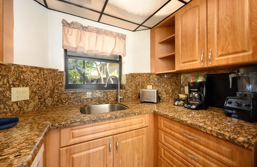 Marathon Villa | KG Arrive any day, pool on beach, full Kitchen, W/D, Parking, Docks, balcony,