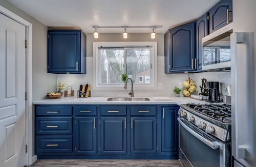 Dexter House | Kick back and relax in this calm, stylish 2 bedroom lake house.