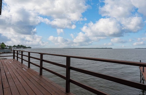 Dexter House | Kick back and relax in this calm, stylish 2 bedroom lake house.